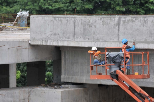 Memantau progres pembangunan Depo LRT Kelapa Gading-Velodrome