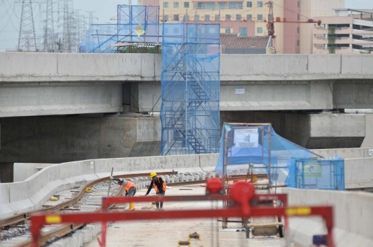 Memantau progres pembangunan Depo LRT Kelapa Gading-Velodrome