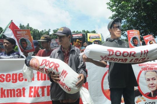 Bawa pocong-pocongan, massa anti-korupsi geruduk KPK