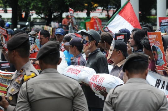 Bawa pocong-pocongan, massa anti-korupsi geruduk KPK