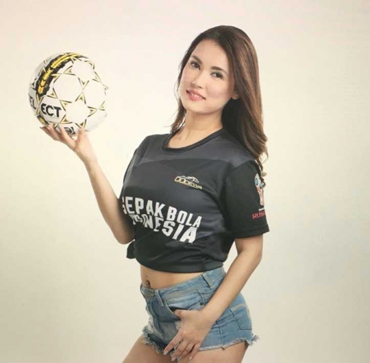 Pose Maria Ozawa saat goda netizen tanah air dengan jersey Timnas Indonesia