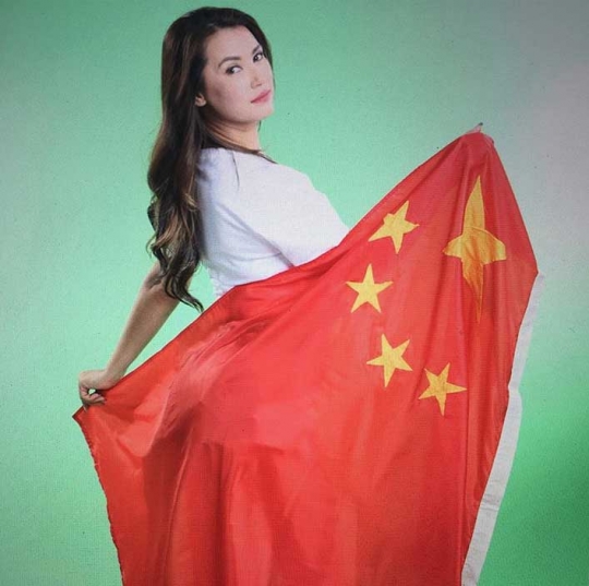 Pose Maria Ozawa saat goda netizen tanah air dengan jersey Timnas Indonesia