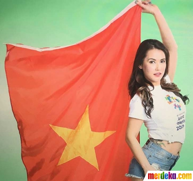 Foto : Pose Maria Ozawa saat goda netizen tanah air dengan 