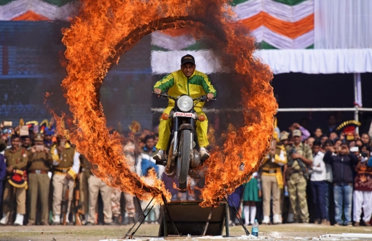 Atraksi menegangkan dan menantang maut di Hari Republik India