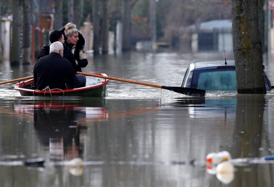 Dilanda banjir parah, warga Paris beraktivitas dengan perahu