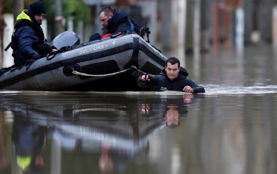 Dilanda banjir parah, warga Paris beraktivitas dengan perahu