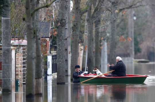 Dilanda banjir parah, warga Paris beraktivitas dengan perahu