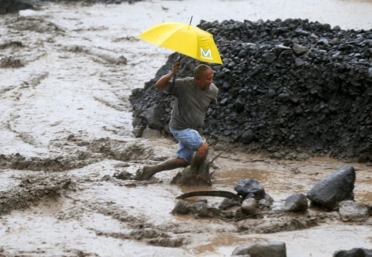 Warga Filipina nekat seberangi banjir lahar dingin Gunung Mayon