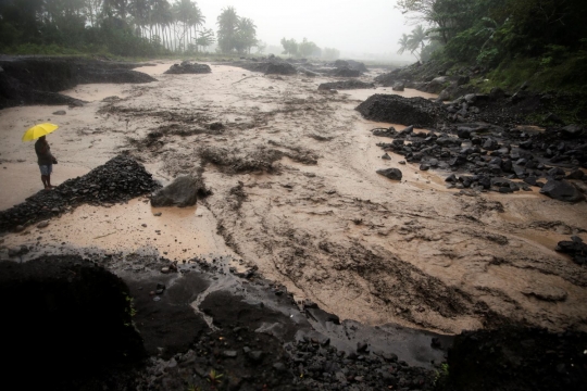 Warga Filipina nekat seberangi banjir lahar dingin Gunung Mayon