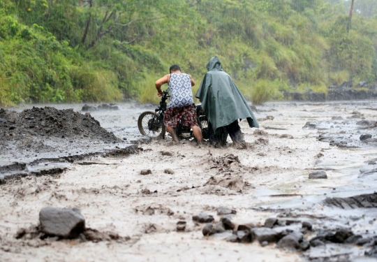 Warga Filipina nekat seberangi banjir lahar dingin Gunung Mayon