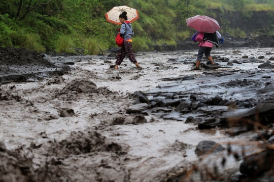 Warga Filipina nekat seberangi banjir lahar dingin Gunung Mayon