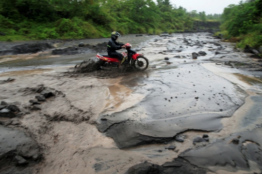 Warga Filipina nekat seberangi banjir lahar dingin Gunung Mayon