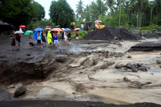 Warga Filipina nekat seberangi banjir lahar dingin Gunung Mayon