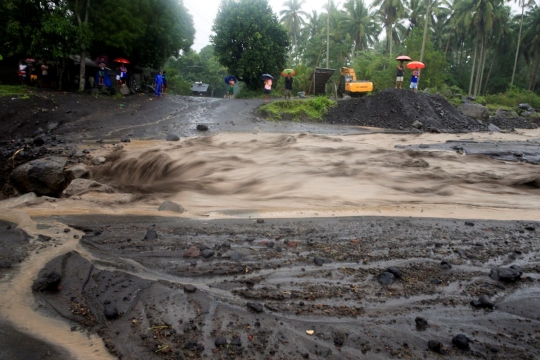 Warga Filipina nekat seberangi banjir lahar dingin Gunung Mayon