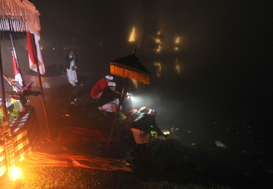 Melihat ritual Mapag Uga Tujuh Gunung di Telaga Warna Puncak