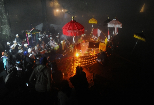 Melihat ritual Mapag Uga Tujuh Gunung di Telaga Warna Puncak