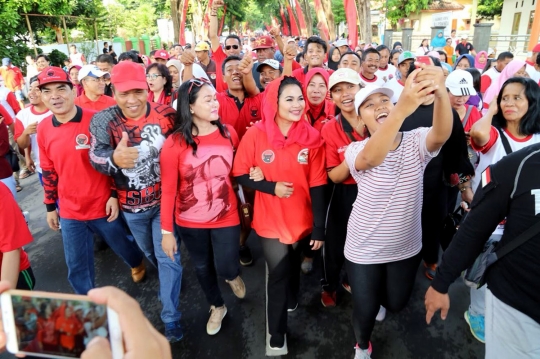 Puti Soekarno lepas peserta jalan sehat HUT ke-45 PDIP di Banyuwangi
