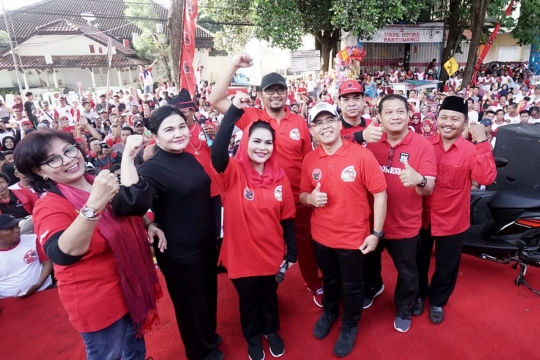 Puti Soekarno lepas peserta jalan sehat HUT ke-45 PDIP di Banyuwangi