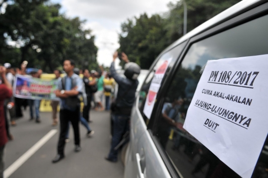 Aksi ratusan sopir taksi online geruduk Kantor Kemenhub
