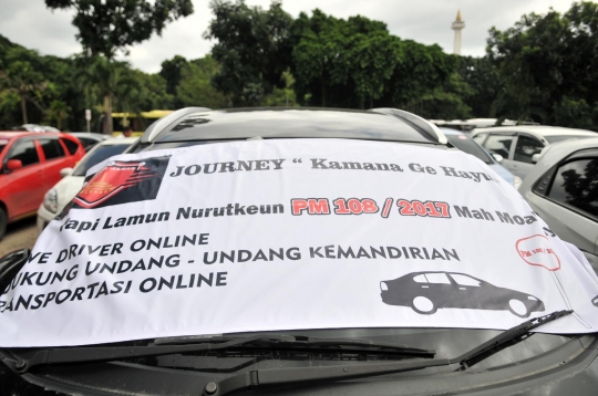 Aksi ratusan sopir taksi online geruduk Kantor Kemenhub