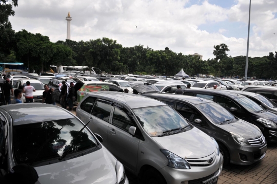 Aksi ratusan sopir taksi online geruduk Kantor Kemenhub