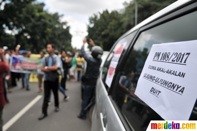 Foto : Aksi ratusan sopir taksi online geruduk Kantor 