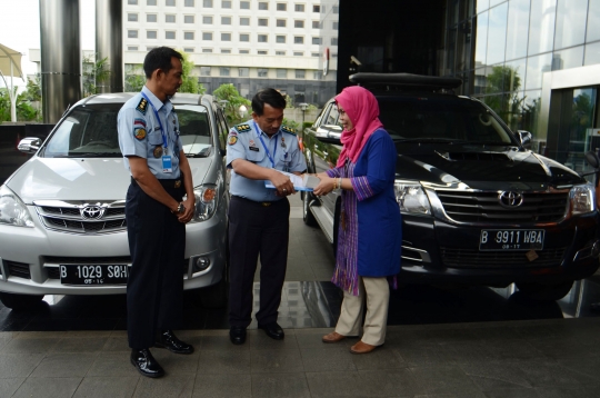 KPK hibahkan dua unit mobil sitaan ke Rupbasan Jakut