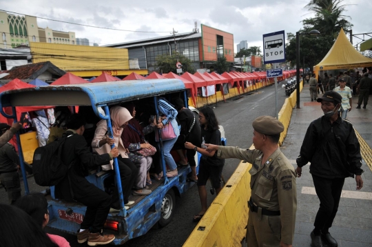 Satpol PP antar warga keliling Pasar Tanah Abang dengan mobil patroli