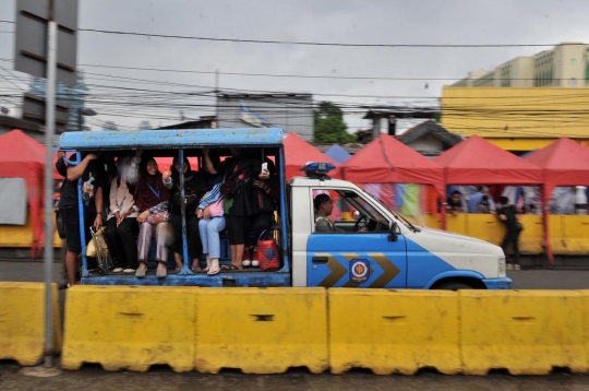 Satpol PP antar warga keliling Pasar Tanah Abang dengan mobil patroli