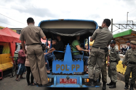 Satpol PP antar warga keliling Pasar Tanah Abang dengan mobil patroli