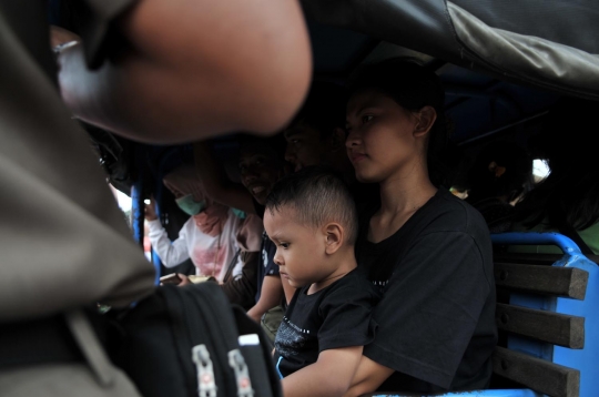 Satpol PP antar warga keliling Pasar Tanah Abang dengan mobil patroli