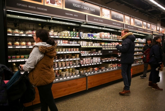 Sensasi berbelanja di minimarket tanpa kasir Amazon Go