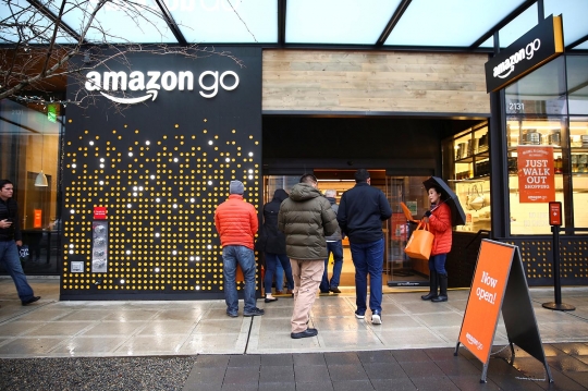 Sensasi berbelanja di minimarket tanpa kasir Amazon Go