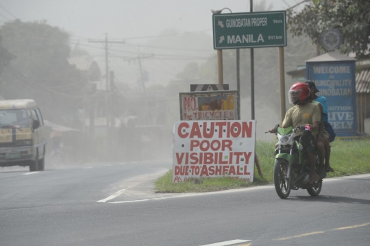 Hampir 3 pekan, jutaan ton abu Gunung Mayon hujani Manila