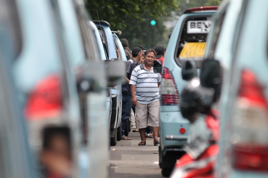 Ratusan sopir angkot Tanah Abang menanti harapan di Balai Kota