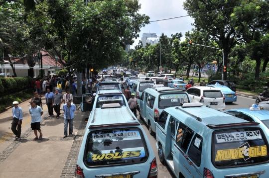 Ratusan sopir angkot Tanah Abang menanti harapan di Balai Kota