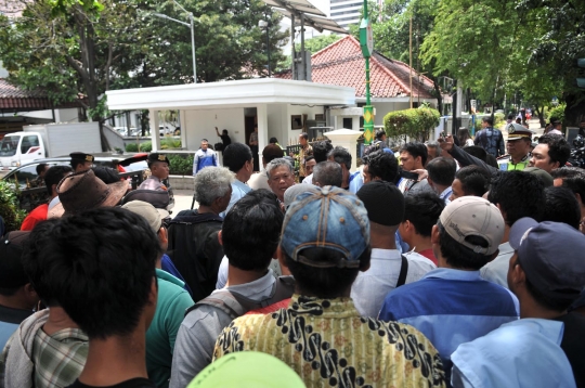 Ratusan sopir angkot Tanah Abang menanti harapan di Balai Kota