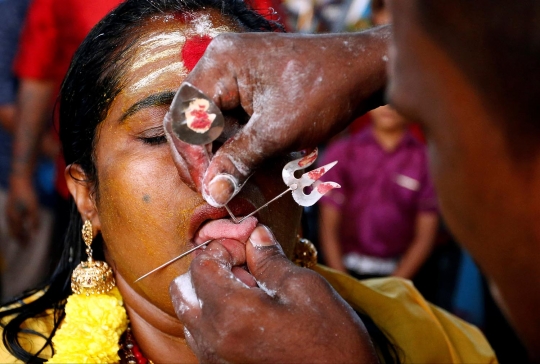 Ritual ekstrem umat Hindu yang bikin ngilu