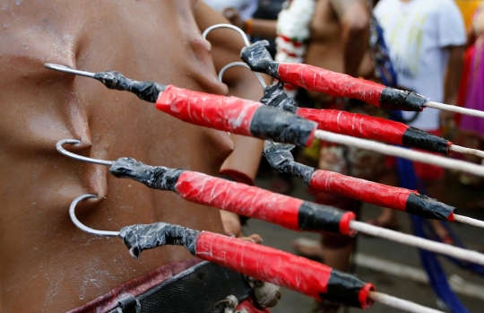 Ritual ekstrem umat Hindu yang bikin ngilu