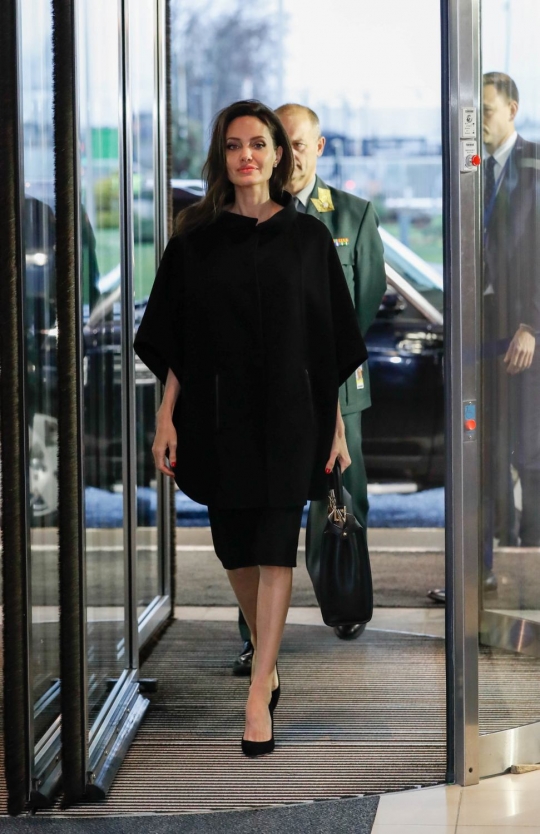 Kunjungan markas NATO di Belgia, Angelina Jolie tampil menawan
