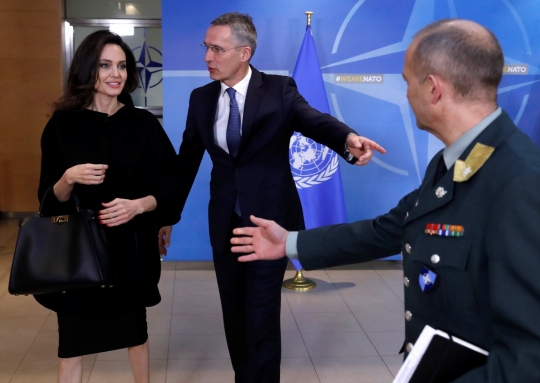 Kunjungan markas NATO di Belgia, Angelina Jolie tampil menawan