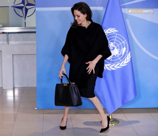 Kunjungan markas NATO di Belgia, Angelina Jolie tampil menawan