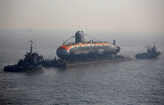 Ritual mengarak kapal selam kelas Scorpene ketiga India ke laut