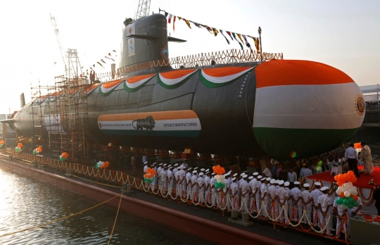 Ritual mengarak kapal selam kelas Scorpene ketiga India ke laut