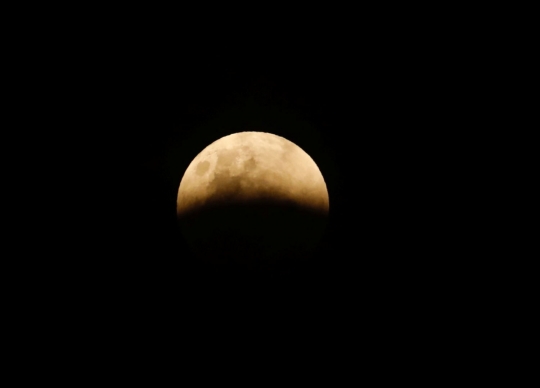 Penampakan fenomena gerhana bulan terlangka di langit Jakarta