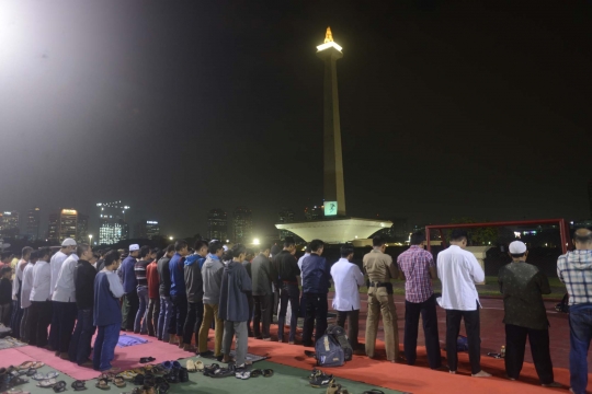 Kekhusyukan warga menjalani salat gerhana di Monas