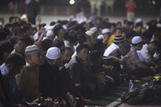 Kekhusyukan warga menjalani salat gerhana di Monas