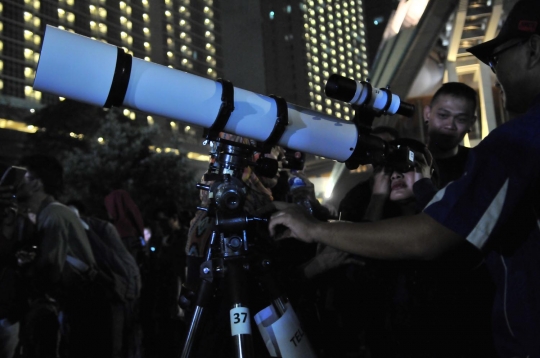 Antusias warga saksikan gerhana bulan total di Planetarium