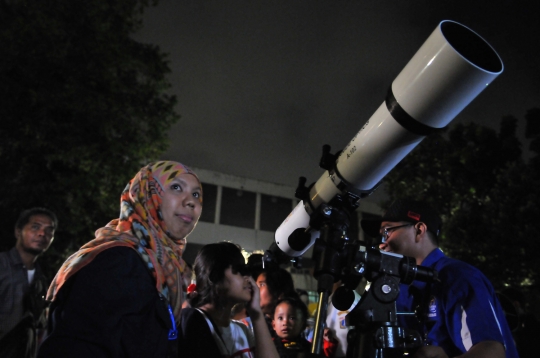 Antusias warga saksikan gerhana bulan total di Planetarium