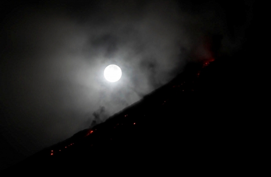 Penampakan supermoon di tengah erupsi Gunung Mayon